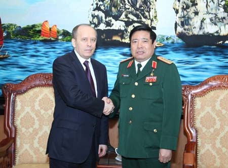 Defence Minister greets Russian security leader - ảnh 1